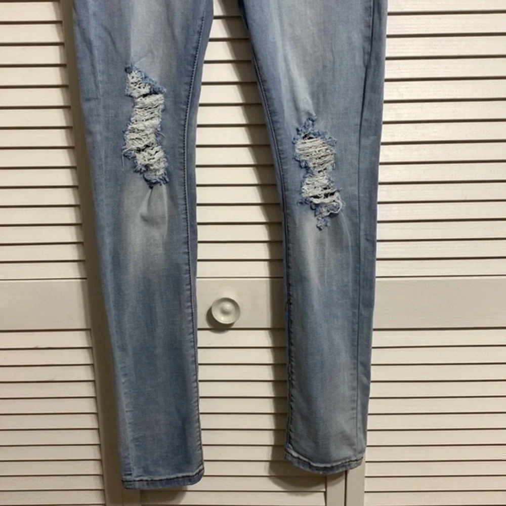 Machine light wash distressed mid rise skinny jeans!!